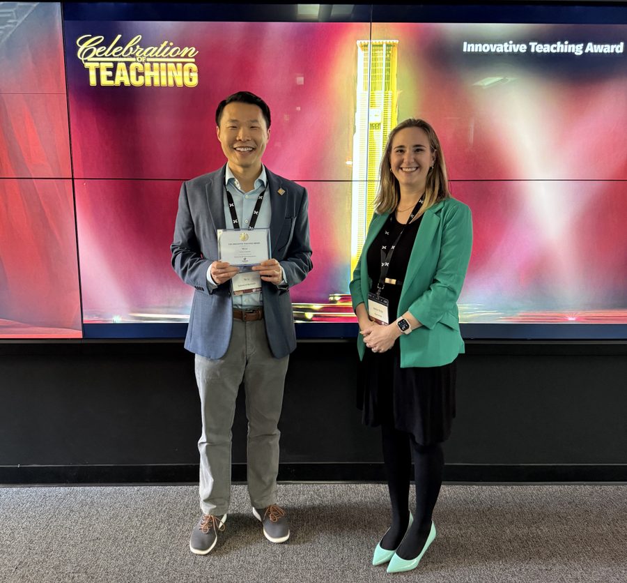 Prof. Li receives Innovative Teaching Award